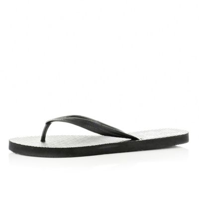 Black basic flip flops