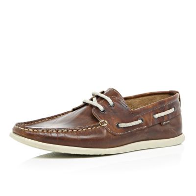 Brown slim boat shoes