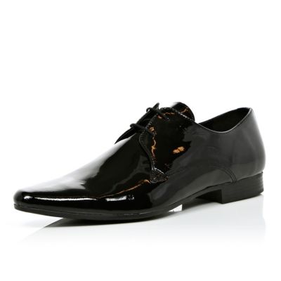 Black patent shoes