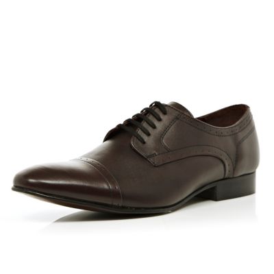 Dark red pointed shoes
