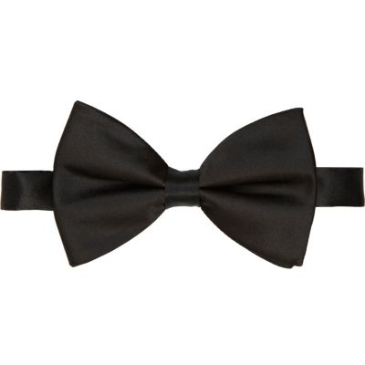 Black oversized bow tie