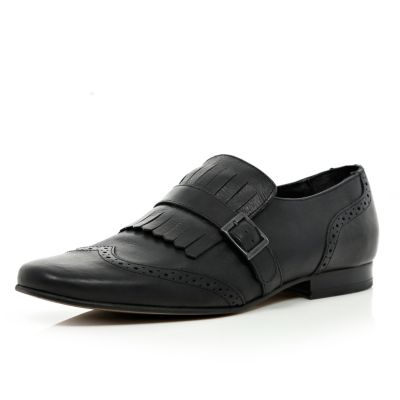 Black fringe buckle pointed brogues