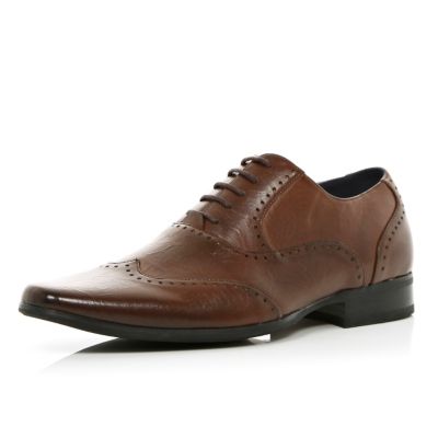 Brown pointed lace up smart brogues