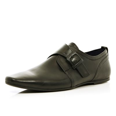 Black buckle strap pointed shoes