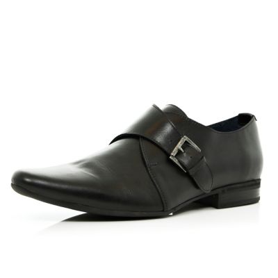 Black buckle strap pointed shoes