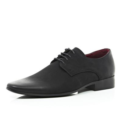 Black pointed formal shoes