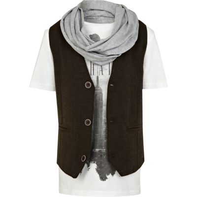 Boys white print t-shirt, waistcoat and snood