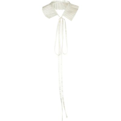 white pleated collar