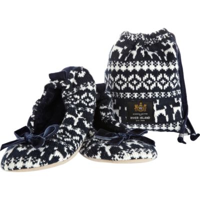 Navy reindeer print slippers in a bag