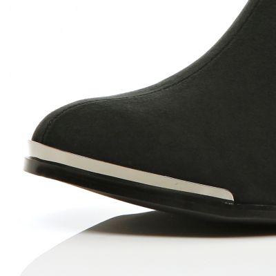 Black metal toe chelsea boots