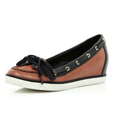 Brown contrast trim hidden wedge boat shoes