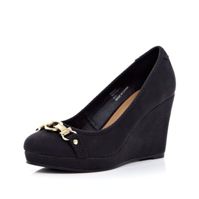Black snake buckle front wedges