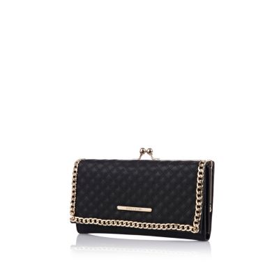 Black quilted chain clip top purse 