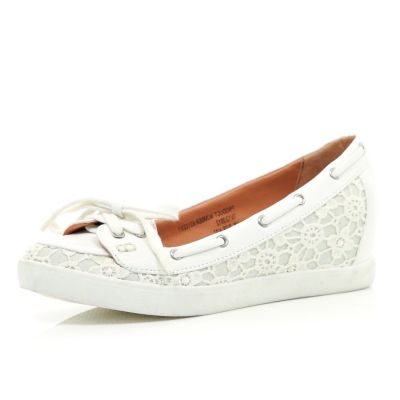 White contrast trim hidden wedge boat shoes