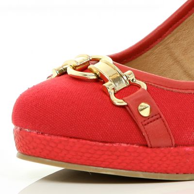 Red chain front wedge court shoes