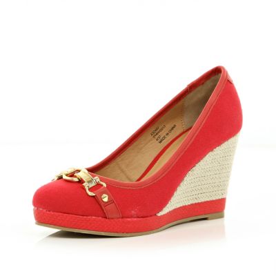 Red chain front wedge court shoes