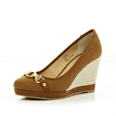 Brown chain front wedge court shoes