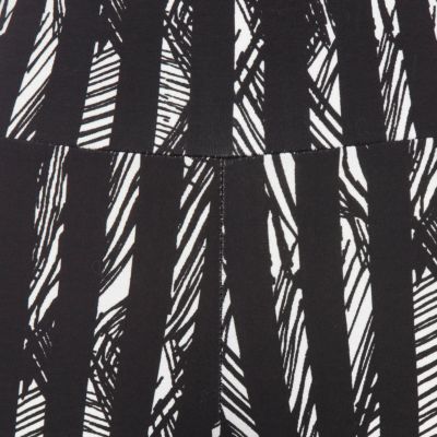 Black pattern stripe high waisted leggings