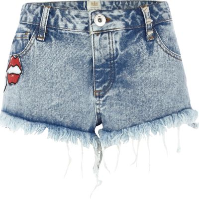 Acid wash badge frayed denim shorts 