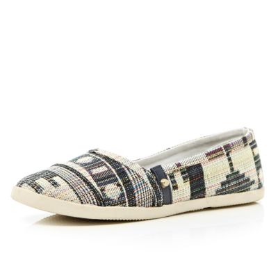 Blue woven pattern slip on pumps