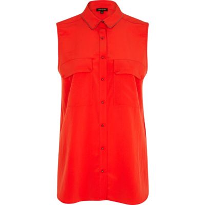 Red sleeveless collar trim shirt