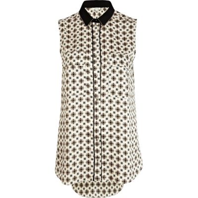 Black geometric print sleeveless shirt