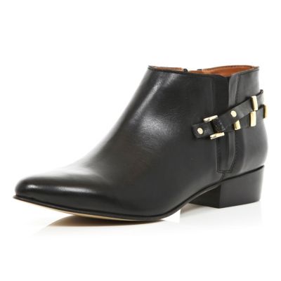 Black pointed western shoe boots