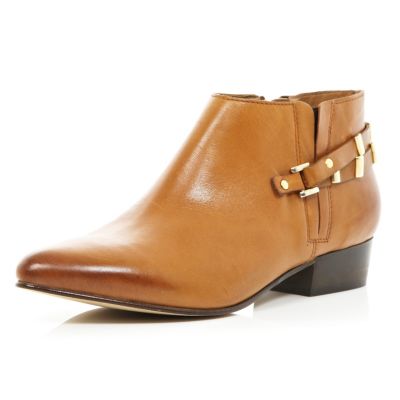 Brown pointed western shoe boots