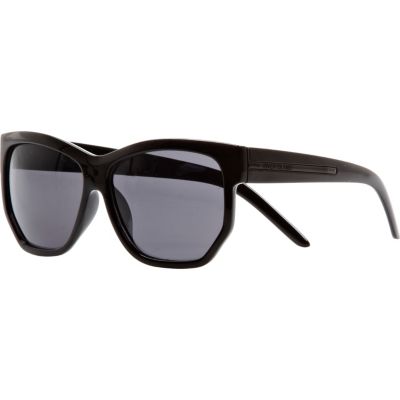 Black oversized sunglasses