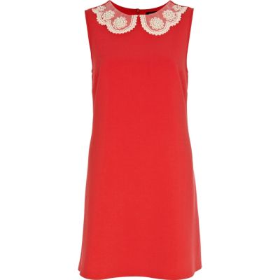 Red daisy collar shift dress