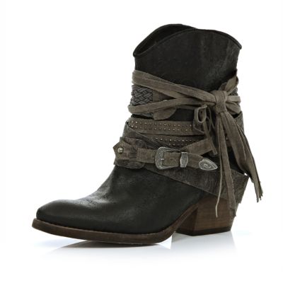 Black wrapped buckle western ankle boots