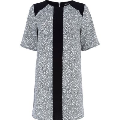 Black geometric print t-shirt dress