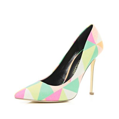 Coral geometric print pointed court shoes