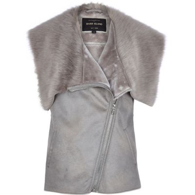 Grey sleeveless leather-look faux fur gilet
