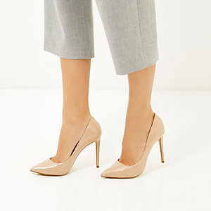 Nude pink patent leather court shoes