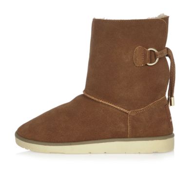 beige boots with fur