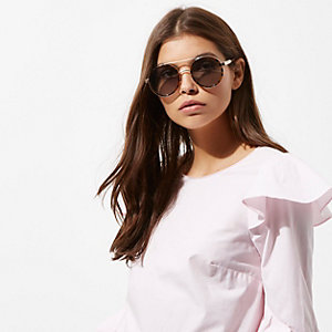 Take a look at the different pairs of sunglasses that are emerging for spring accessories.