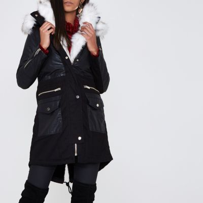 Zwarte parka met kraag van imitatiebont