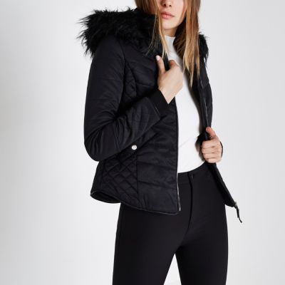 Zwart gewatteerd jack met capuchon en rand van imitatiebont