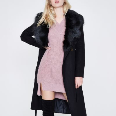 Zwarte jas met strikceintuur en kraag van imitatiebont