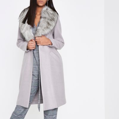 Lichtgrijze jas met kraag van imitatiebont