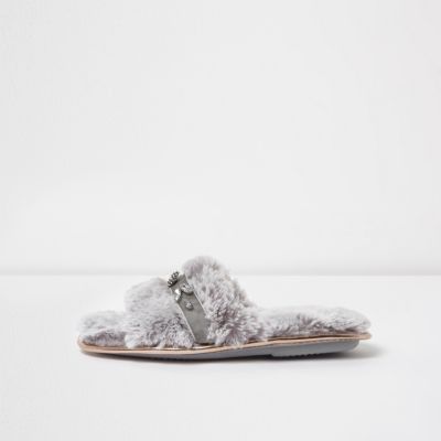Chaussons gris duveteux à strass