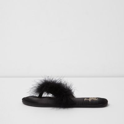 Chaussons noirs ornés de plumes style nu-pieds