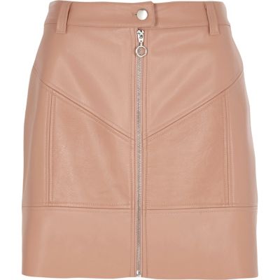 Mini-jupe en cuir synthétique beige zippée sur le devant