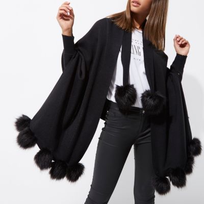 Schwarze, lange Strickjacke mit Bommeln