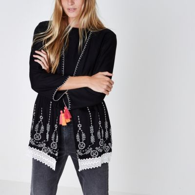 Zwarte geborduurde kimono met kanten zoom en kwastjes