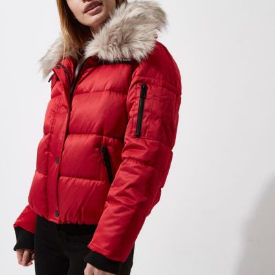 RI Petite - Rood gewatteerd jack met kraag van imitatiebont