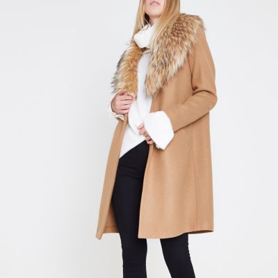 Camelkleurige jas met kraag van imitatiebont