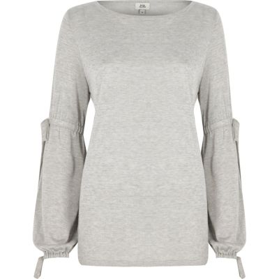 Pull gris clair à manches bouffantes nouées