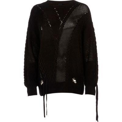 Schwarzer Pullover im Gitterdesign